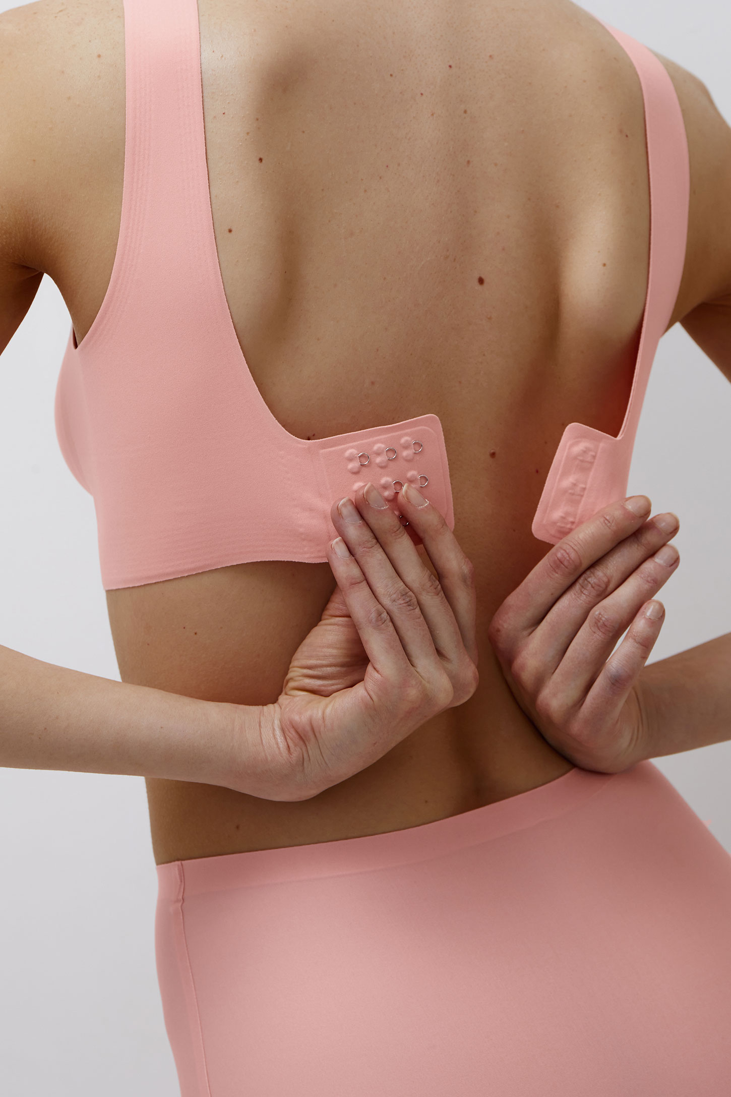 Wide-strapped bustier top with cups INVISIBLE – фото № 3