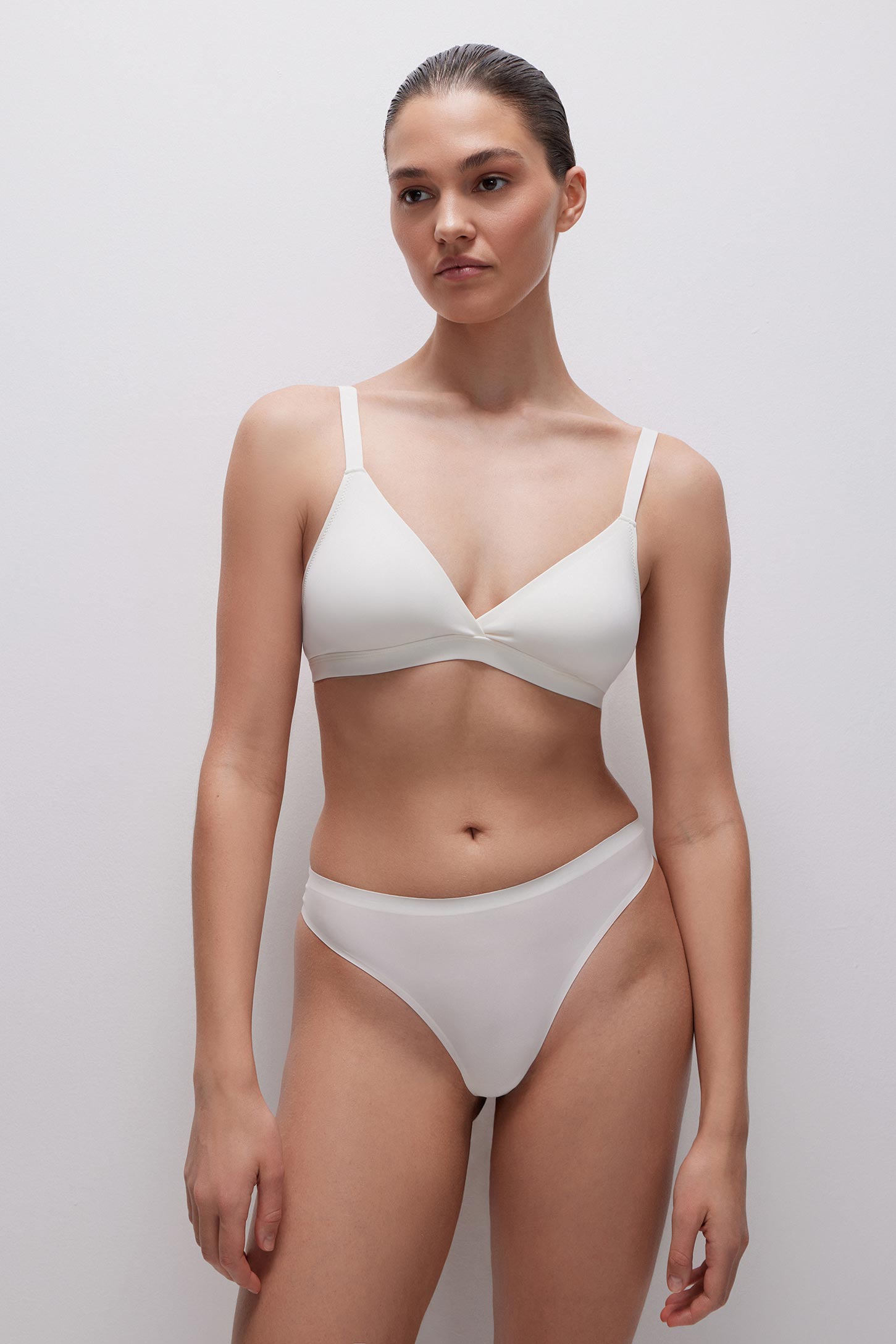 Thin strap triangle cup top Invisible – фото № 2