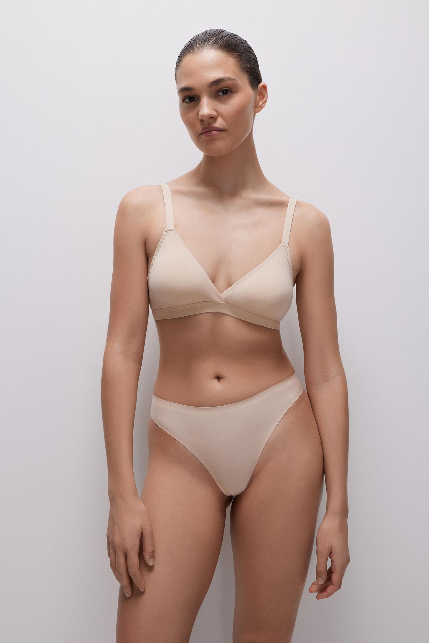 Thin strap triangle cup top Invisible – фото № 2