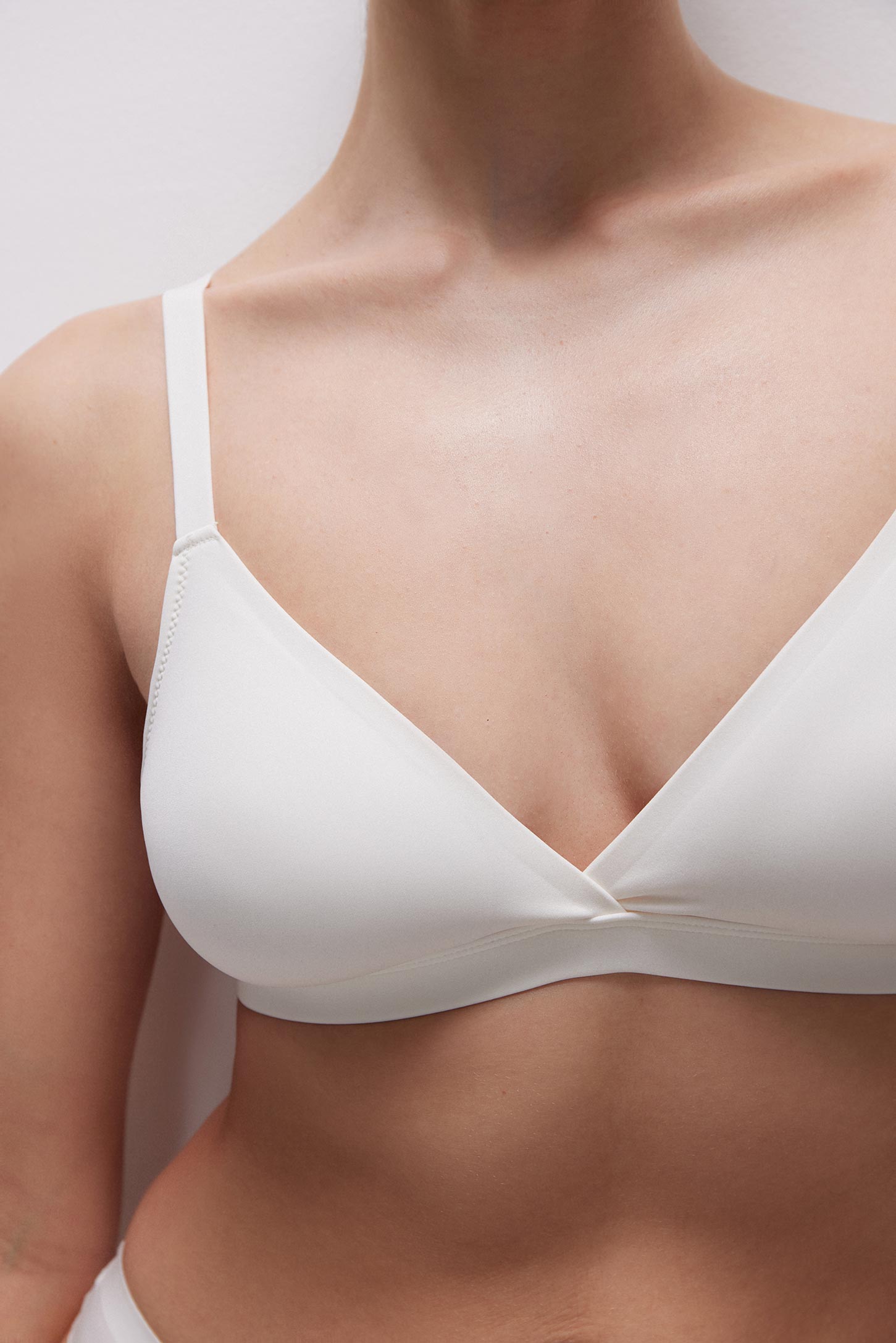 Thin strap triangle cup top Invisible – фото № 3